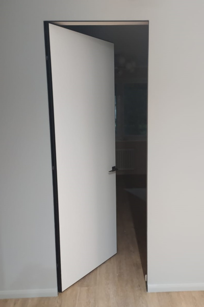 Скрытая дверь ИНВИЗИБЛ внутреннее открывание алюминиевая кромка черная 900х2000