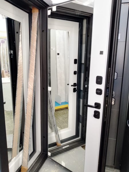 Входная дверь Страж 3К Матрикс 3К 3/4 зеркало