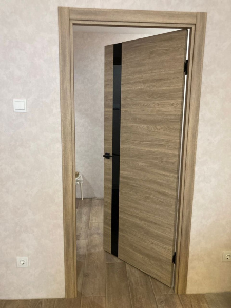 Межкомнатная дверь VFD Solo ДО Red Oak/ Black Gloss 600х2000