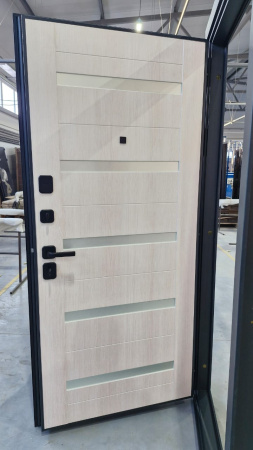 Входная дверь Страж 3К Люкс 4 Колоре графит/ Листвинница светлая 860х2050 Правое