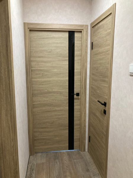 Межкомнатная дверь VFD Solo ДО Red Oak/ Black Gloss 600х2000