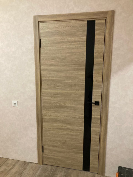 Межкомнатная дверь VFD Solo ДО Red Oak/ Black Gloss 600х2000