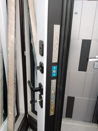 Входная дверь Страж 3К Матрикс 3К 3/4 зеркало